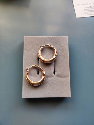 pendientes de aros color oro rosado .