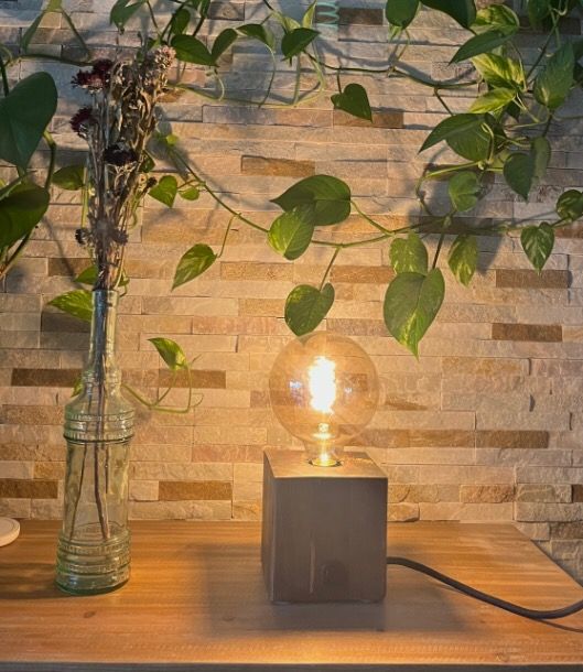 Lampada da tavolo in stile industriale