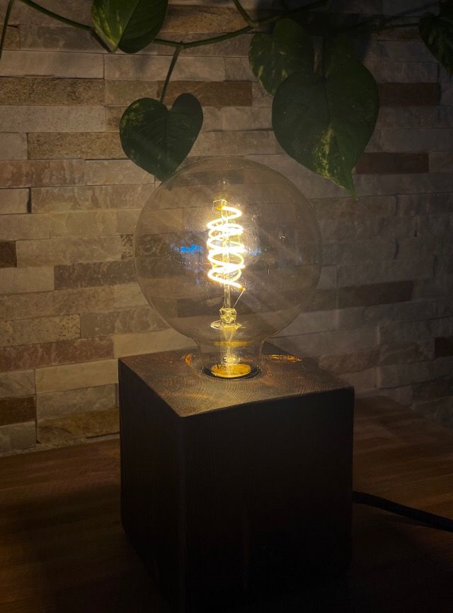 Lampada da tavolo in stile industriale