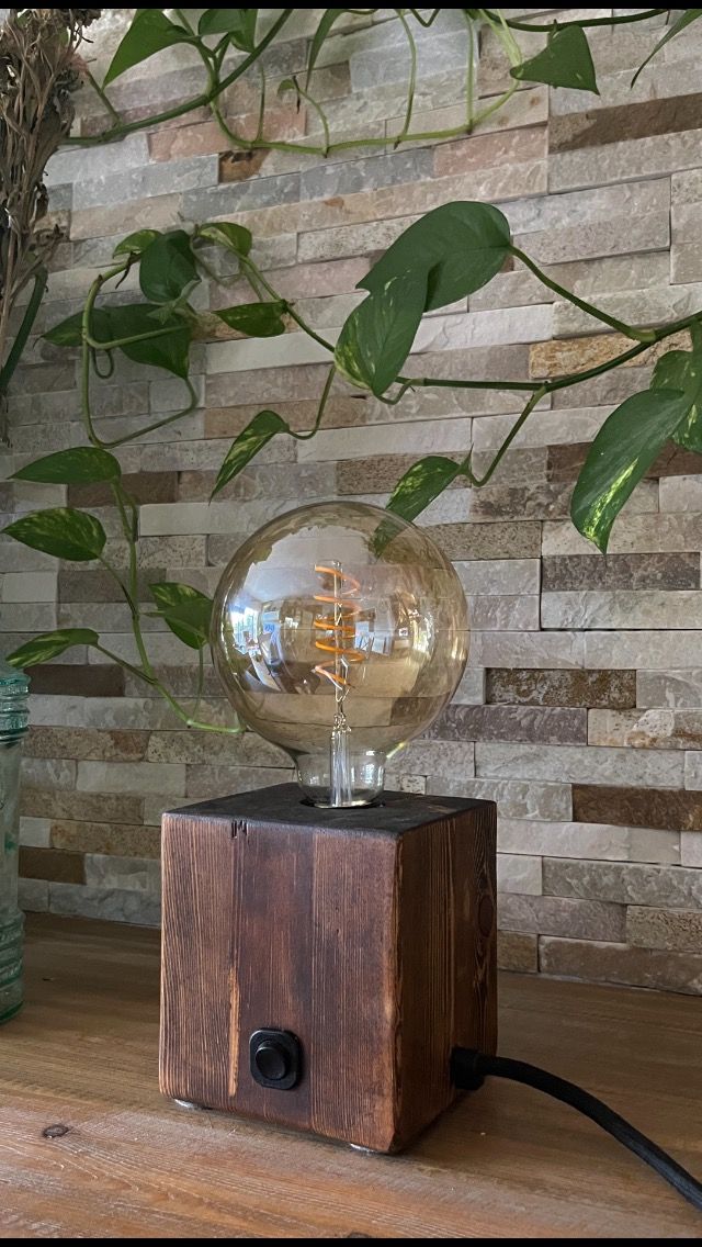 Lampada da tavolo in stile industriale