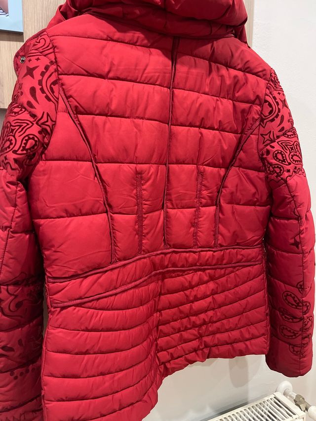 Cappotto rosso ineguale