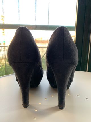 Zapato de tacón y plataforma, de ante negro, 38.