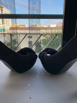 Zapato de tacón y plataforma, de ante negro, 38.