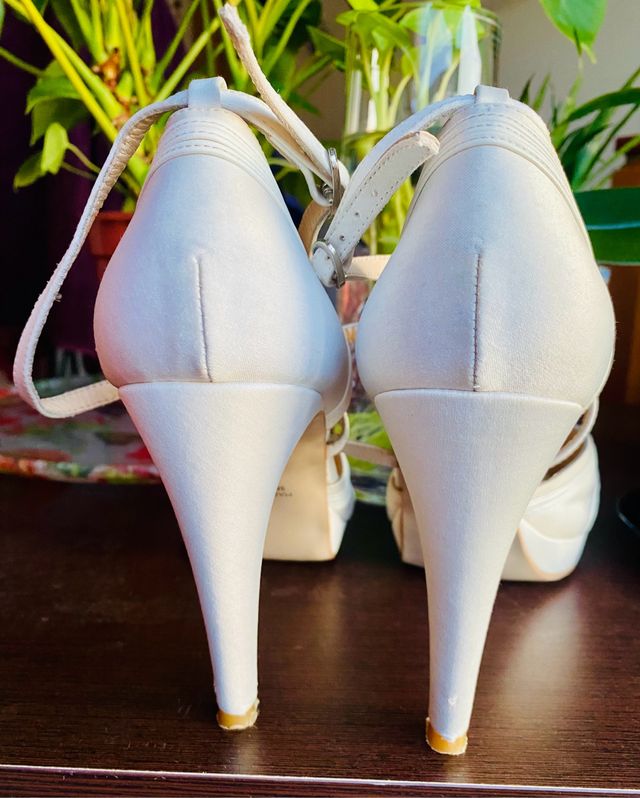 Zapatos de novia y salón color crudo T39