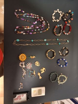 lote  grande de pulseras, colgantes y broches