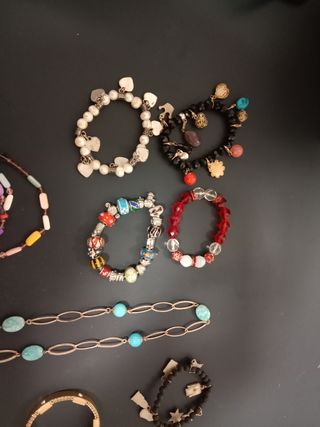 lote  grande de pulseras, colgantes y broches