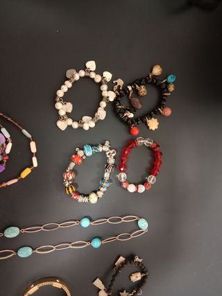 lote  grande de pulseras, colgantes y broches