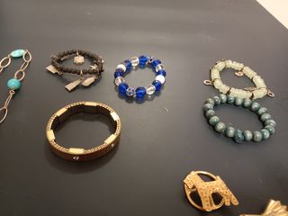 lote  grande de pulseras, colgantes y broches