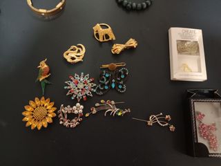 lote  grande de pulseras, colgantes y broches