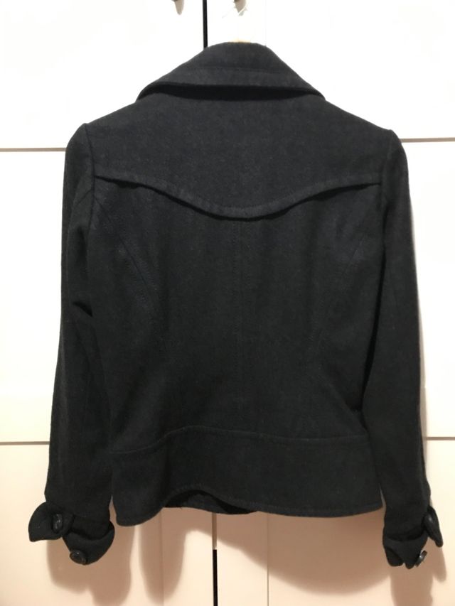 Varios abrigos cortos