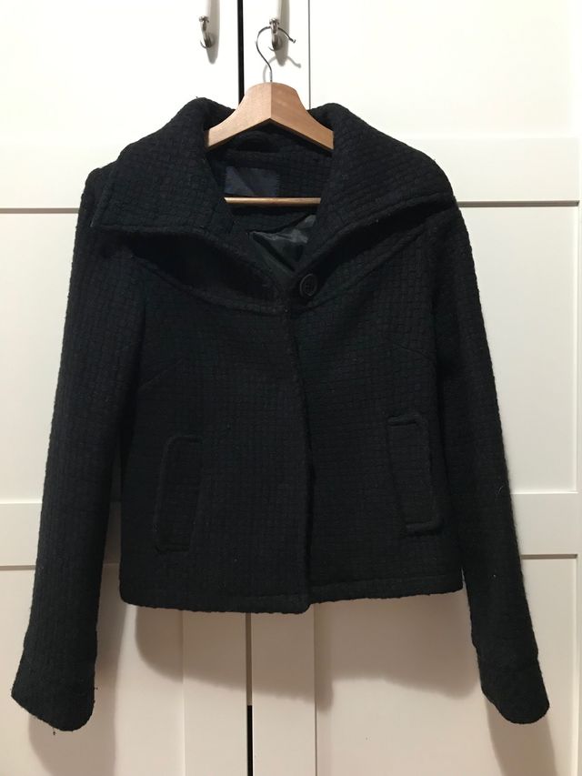 Varios abrigos cortos