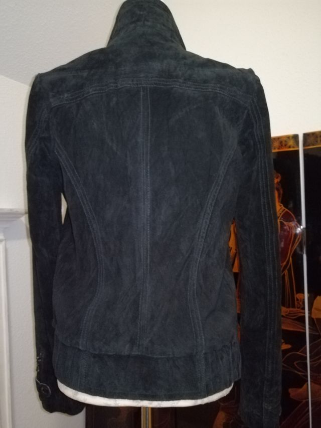 chaquetas negra y marrón piel natural 