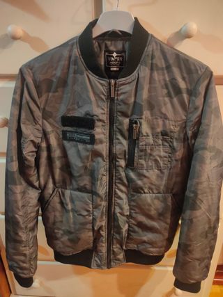CAZADORA TIPO BOMBER COLOR CAMUFLAJE EN GRIS T. S