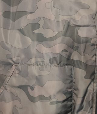 CAZADORA TIPO BOMBER COLOR CAMUFLAJE EN GRIS T. S