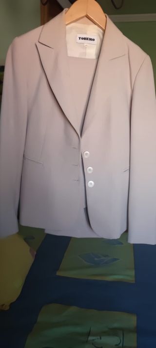 traje a rayas diplomatico mujer