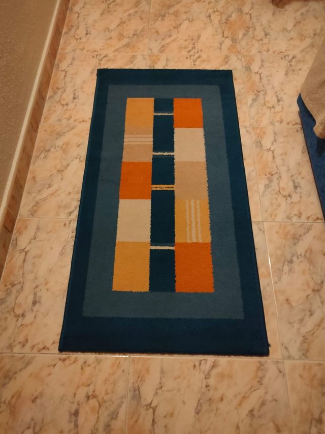 Alfombra pie de cama azul