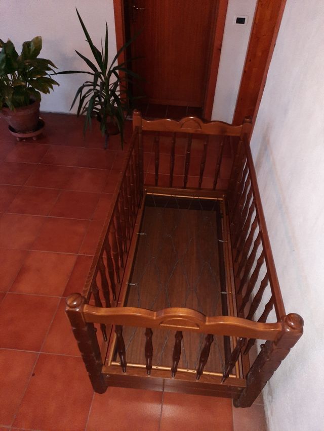 lettino in legno per bambini