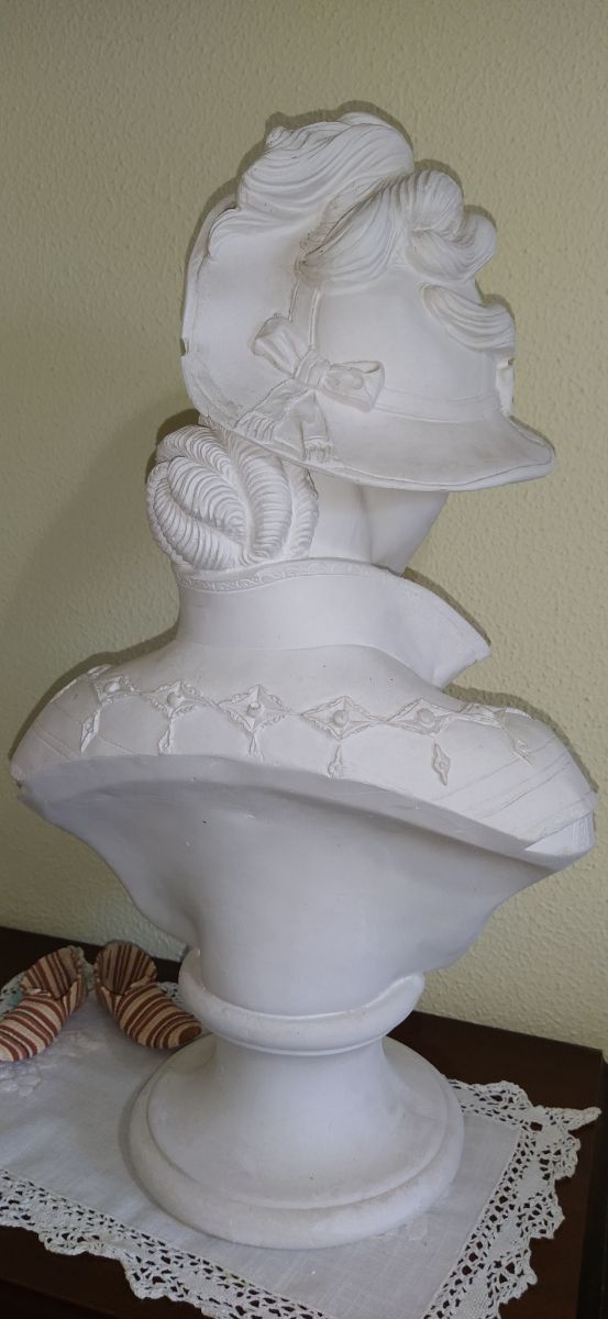 Busto de una dama con sombrero