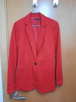 americana roja Stradivarius a estrenar