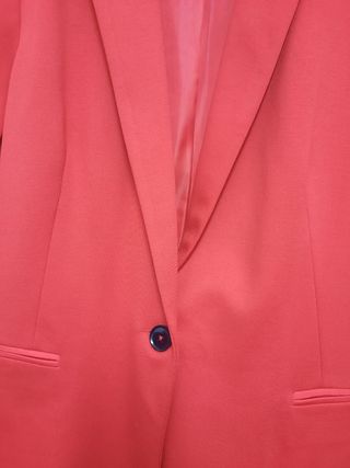 americana roja Stradivarius a estrenar