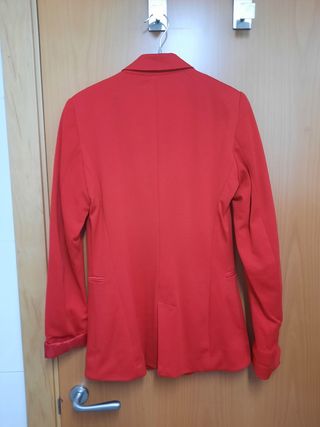 americana roja Stradivarius a estrenar