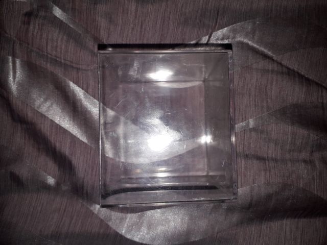 porta biglietti a forma di cubo in plastica.