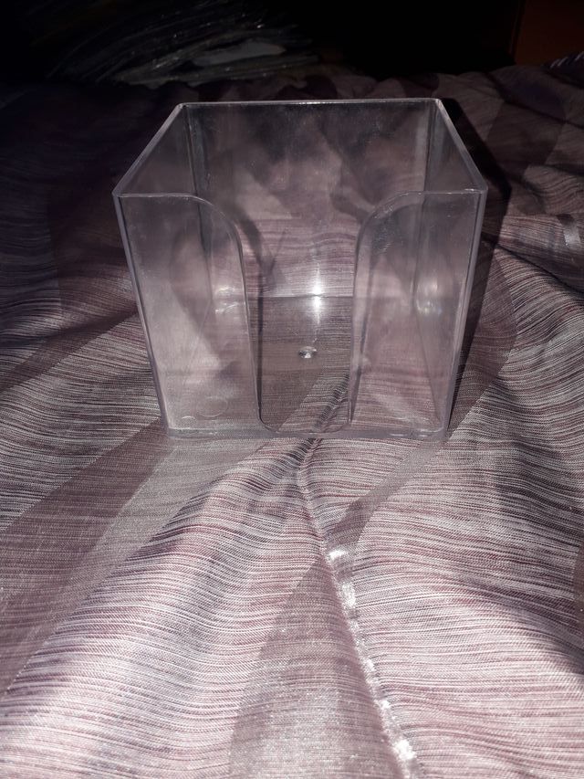 porta biglietti a forma di cubo in plastica.