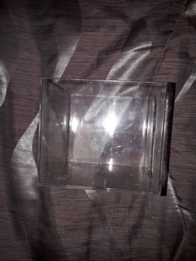 porta biglietti a forma di cubo in plastica.