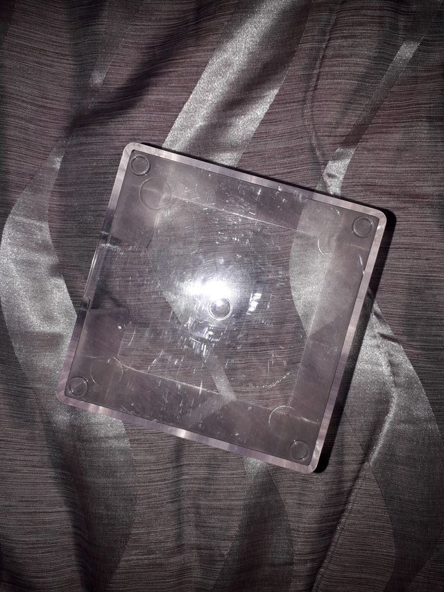 porta biglietti a forma di cubo in plastica.