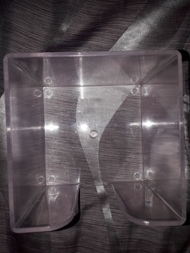 porta biglietti a forma di cubo in plastica.