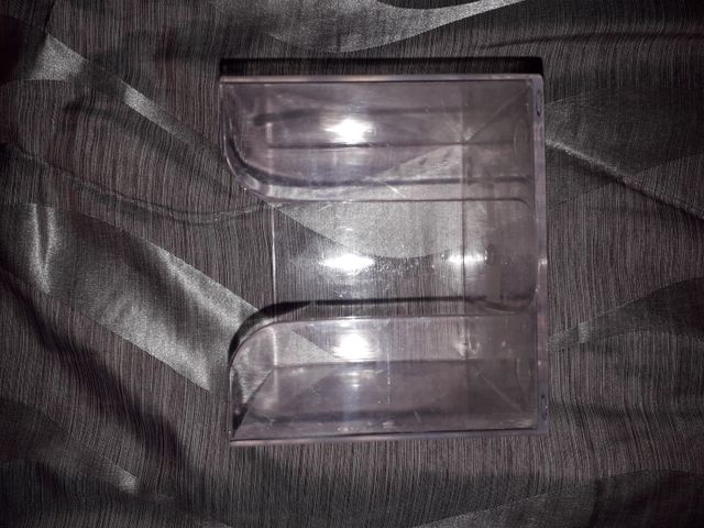 porta biglietti a forma di cubo in plastica.