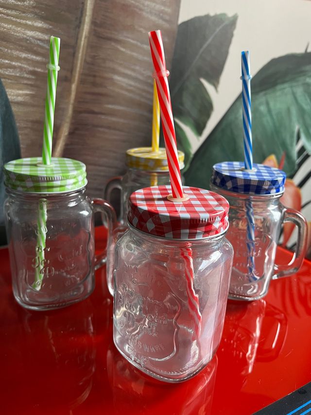 Jarras de cristal con pajitas