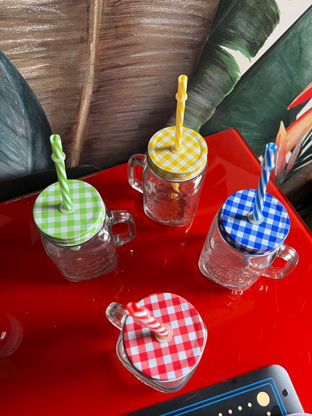 Jarras de cristal con pajitas