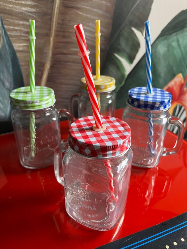 Jarras de cristal con pajitas