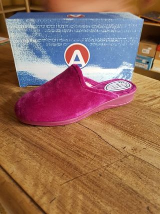 Zapatillas de casa burdeos con cuña