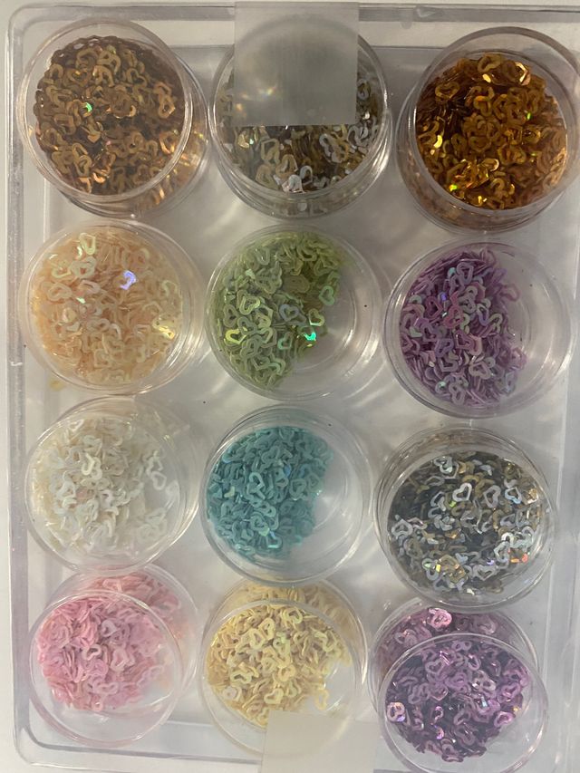 Accesorios 3D para decorar uñas con corazones