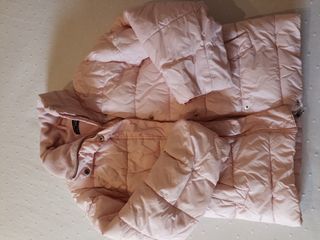 abrigo de niña tipo plumas de Zara talla 8
