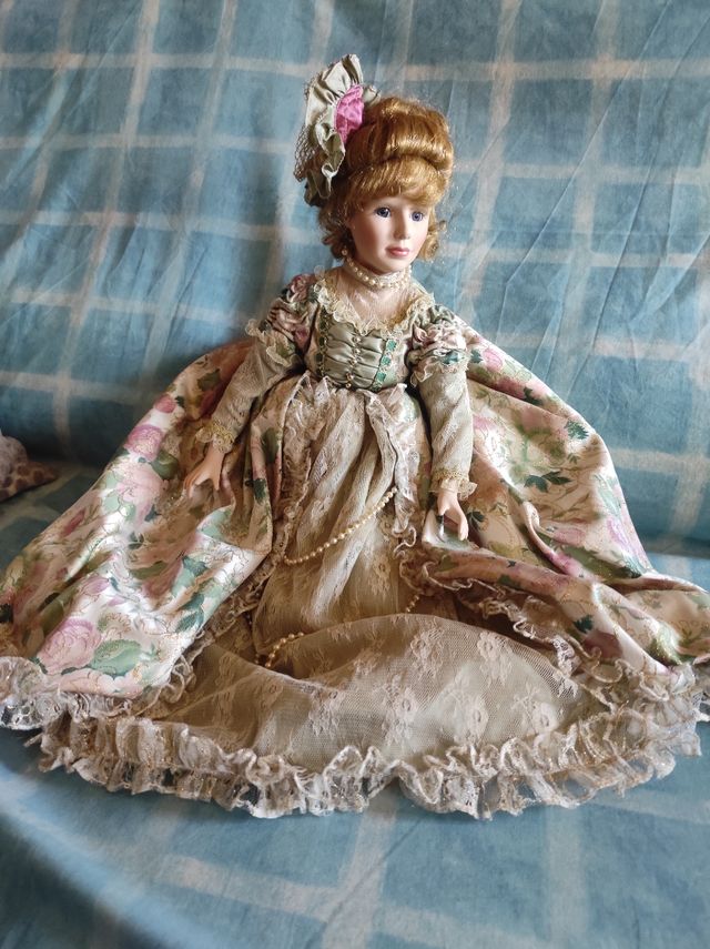 Muñeca de porcelana de época, 63 cm de largo