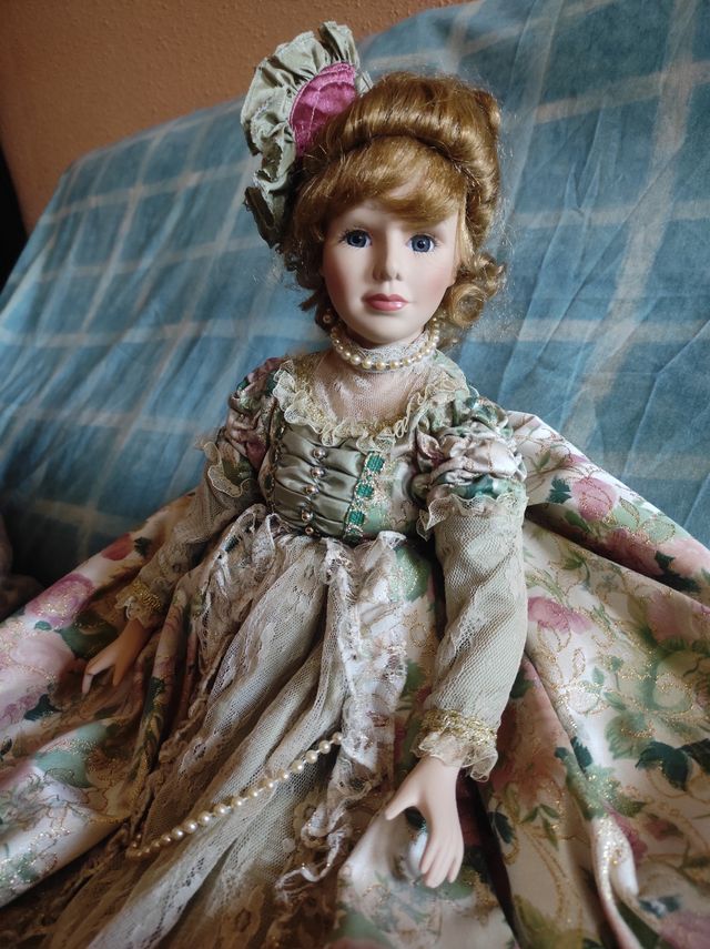 Muñeca de porcelana de época, 63 cm de largo
