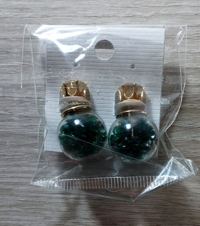 Pendientes festivos dorados y verdes