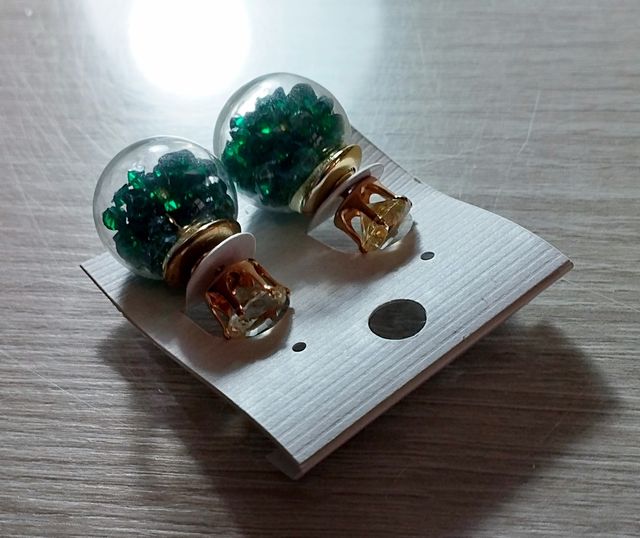 Pendientes festivos dorados y verdes