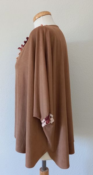 camiseta tipo poncho.con pompones.