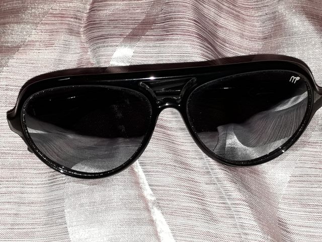 occhiali da sole unisex neri formato a goccia.