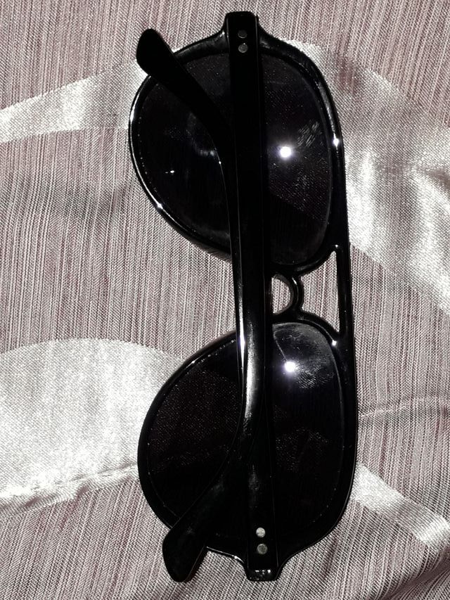 occhiali da sole unisex neri formato a goccia.