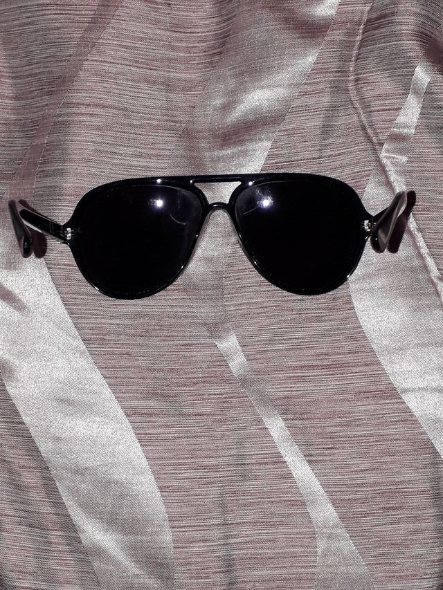 occhiali da sole unisex neri formato a goccia.