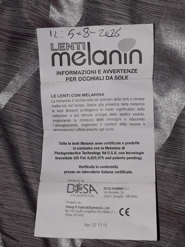 occhiali da sole unisex neri formato a goccia.