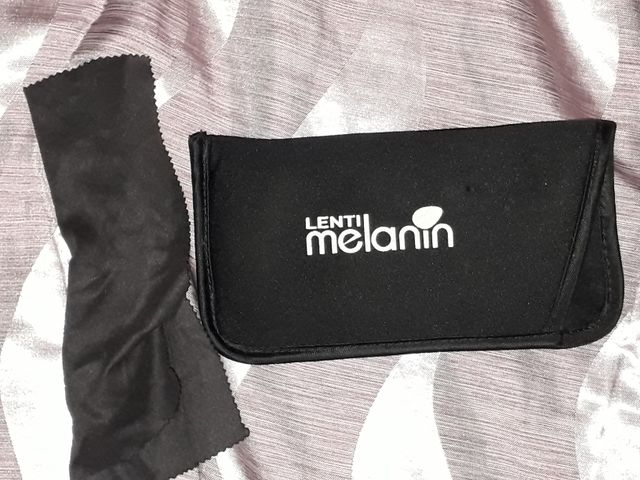 occhiali da sole unisex neri formato a goccia.