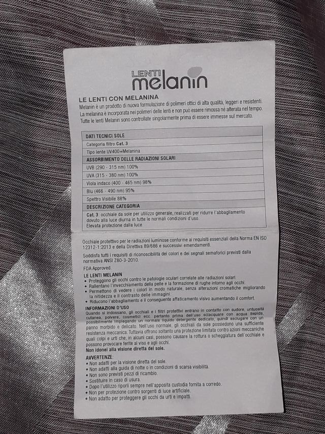 occhiali da sole unisex neri formato a goccia.