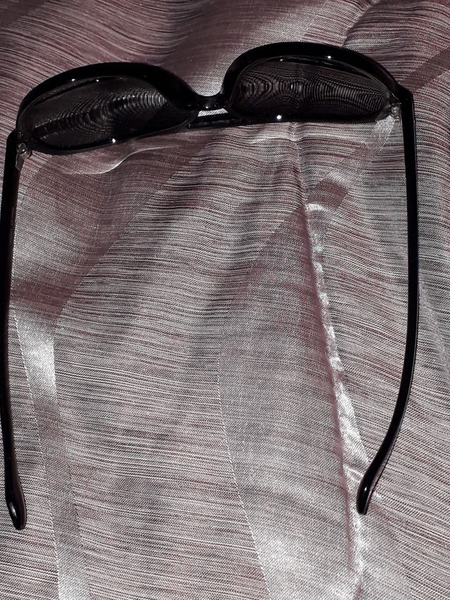 occhiali da sole unisex neri formato a goccia.