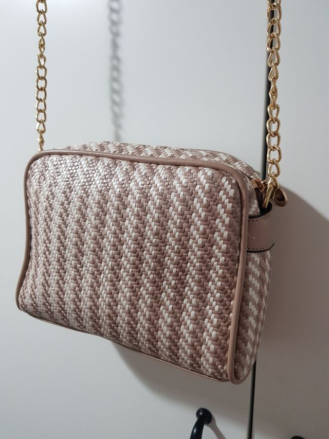 Bolso rosa con cadena